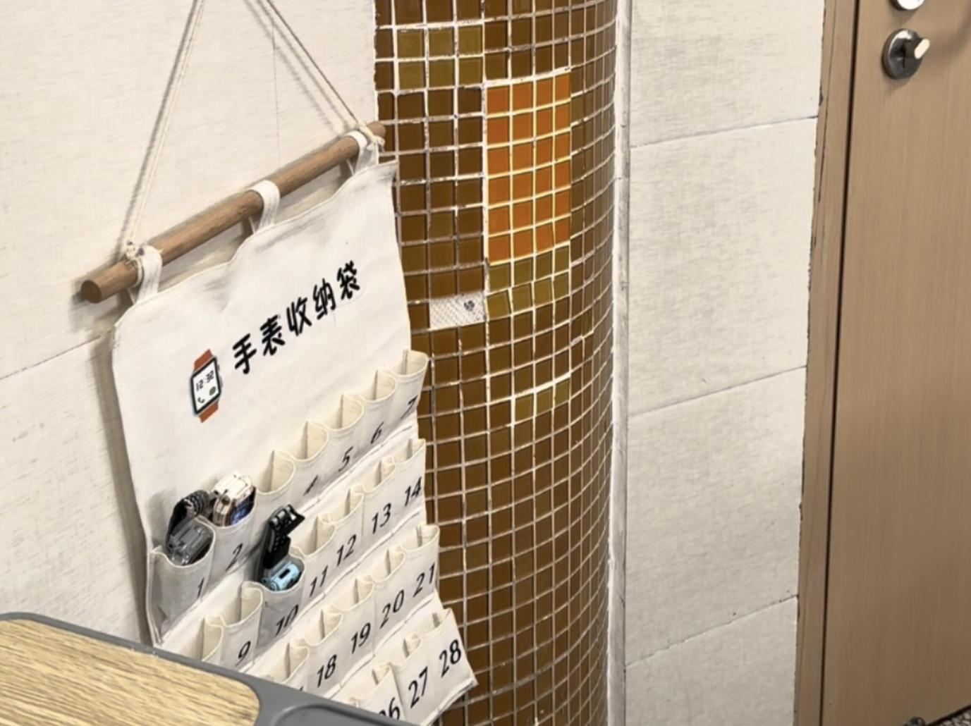 重庆市第二十九中学校手表收纳袋(央广网发 梅霞 摄)