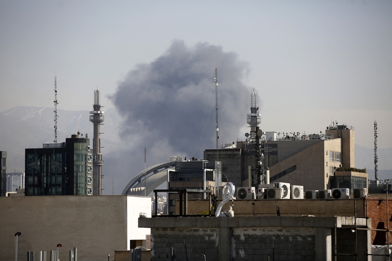 2026年3月5日,伊朗德黑兰,以色列对德黑兰发动大规模空袭,浓烟滚滚。 IC Photo