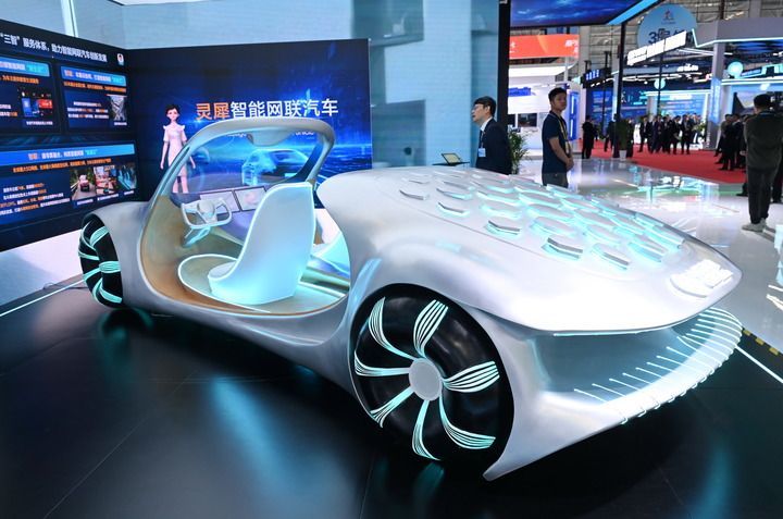 2025年4月29日,第八届数字中国建设峰会在福州海峡国际会展中心举行。这是在峰会现场体验区拍摄的灵犀智能网联汽车。新华社记者 林善传 摄
