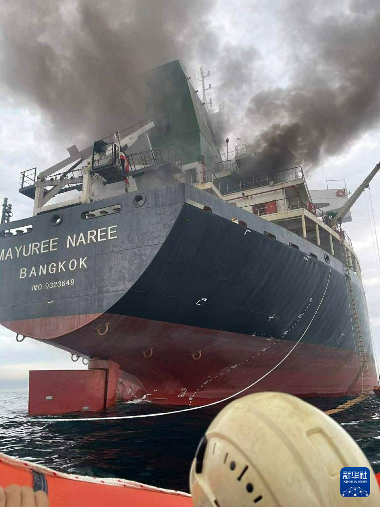 这张泰国海军3月11日发布的照片显示,一艘泰国货船在霍尔木兹海峡海域遭袭起火。新华社发(泰国海军供图)