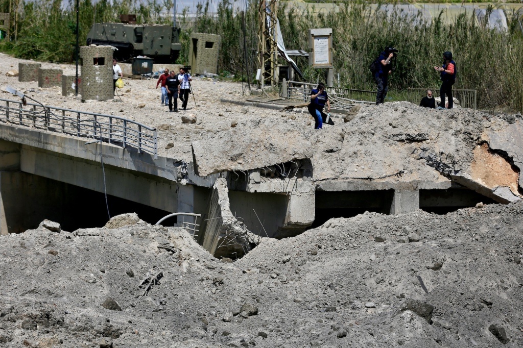 2026年4月17日，在黎巴嫩南部加西米耶，民众在停火生效后返回家园。新华社 图