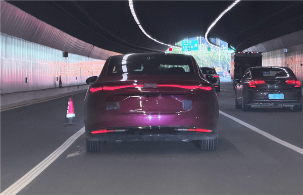 海洋网旗舰轿车 比亚迪海豹08实车曝光:大波浪尾灯异常醒目