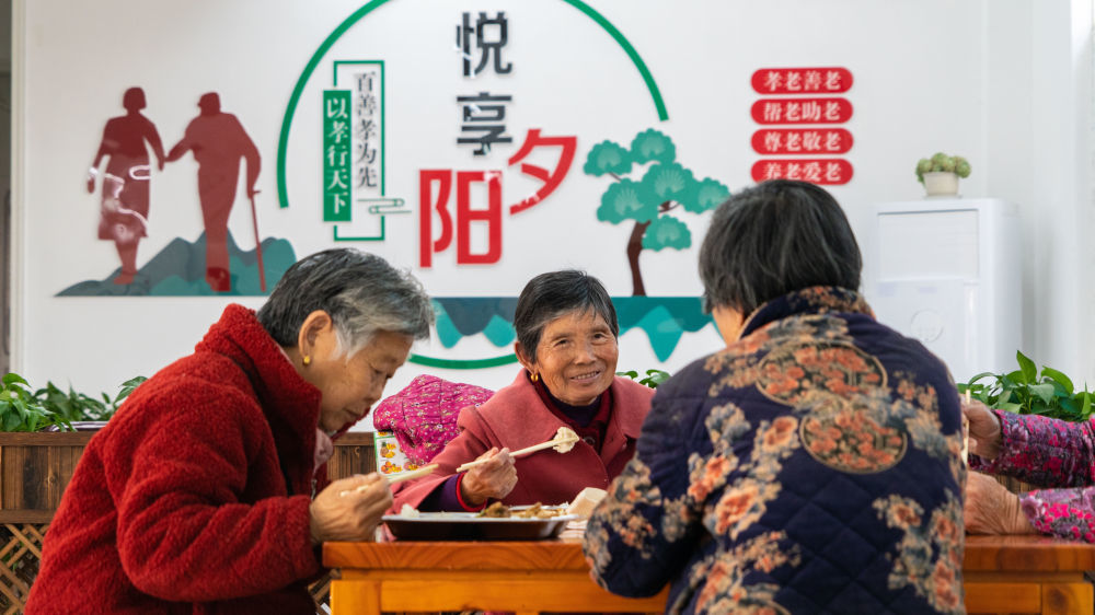 湖北省嘉鱼县潘家湾镇四邑村的“幸福食堂”里,老人们正吃着午餐。新华社记者 熊翔鹤 摄
