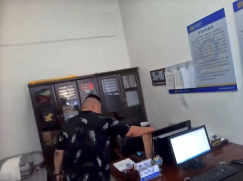 武洪波提供的视频中，王章龙将装有2万现金的档案袋放至陈某办公桌上。