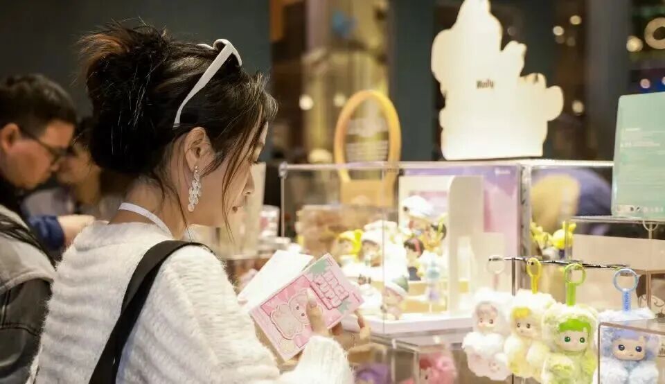 过去两年,Labubu一度成为一种全球现象/图源:泡泡玛特