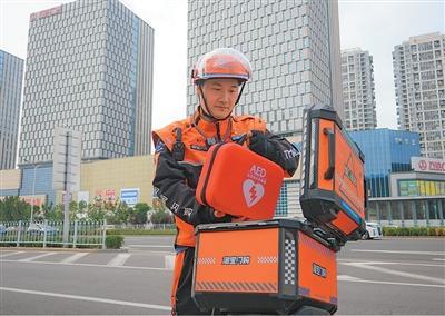 王博文在整理自动体外除颤器。 杨嘉瑞摄