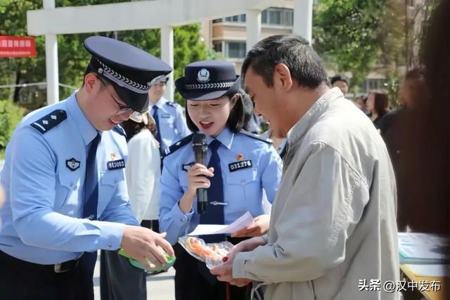 ▲市公安局民警进小区开展文明养犬宣传活动，与养犬居民互动。 市公安局供图