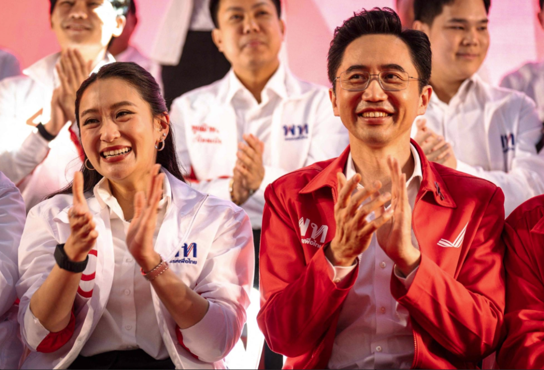 ·佩通坦(左)与裕差南。(泰国《曼谷邮报》)