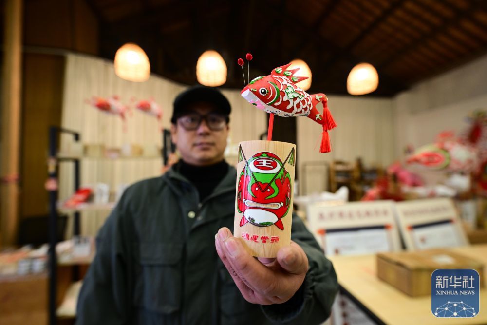 1月29日,在瞻淇村一处店铺内,工作人员展示售卖的鱼灯冰箱贴。