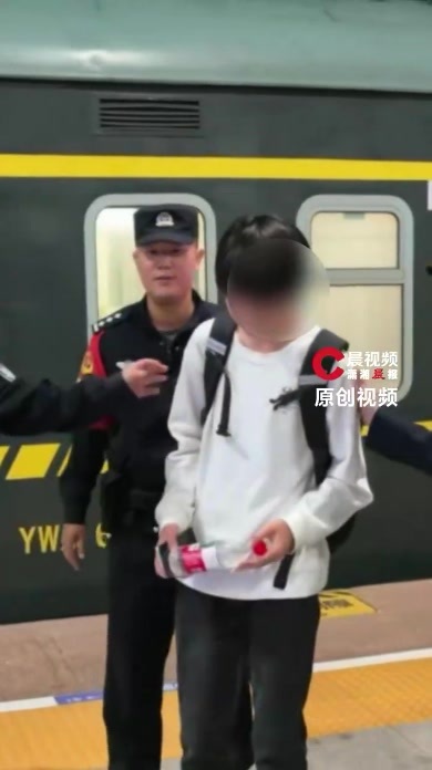 父母不买万元电动车就离家出走，14岁男孩揣着300元“买鞋钱”登上火车被乘警寻回