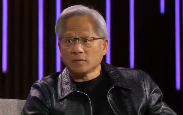 黄仁勋早前剿袭采访时的画面 视频截图