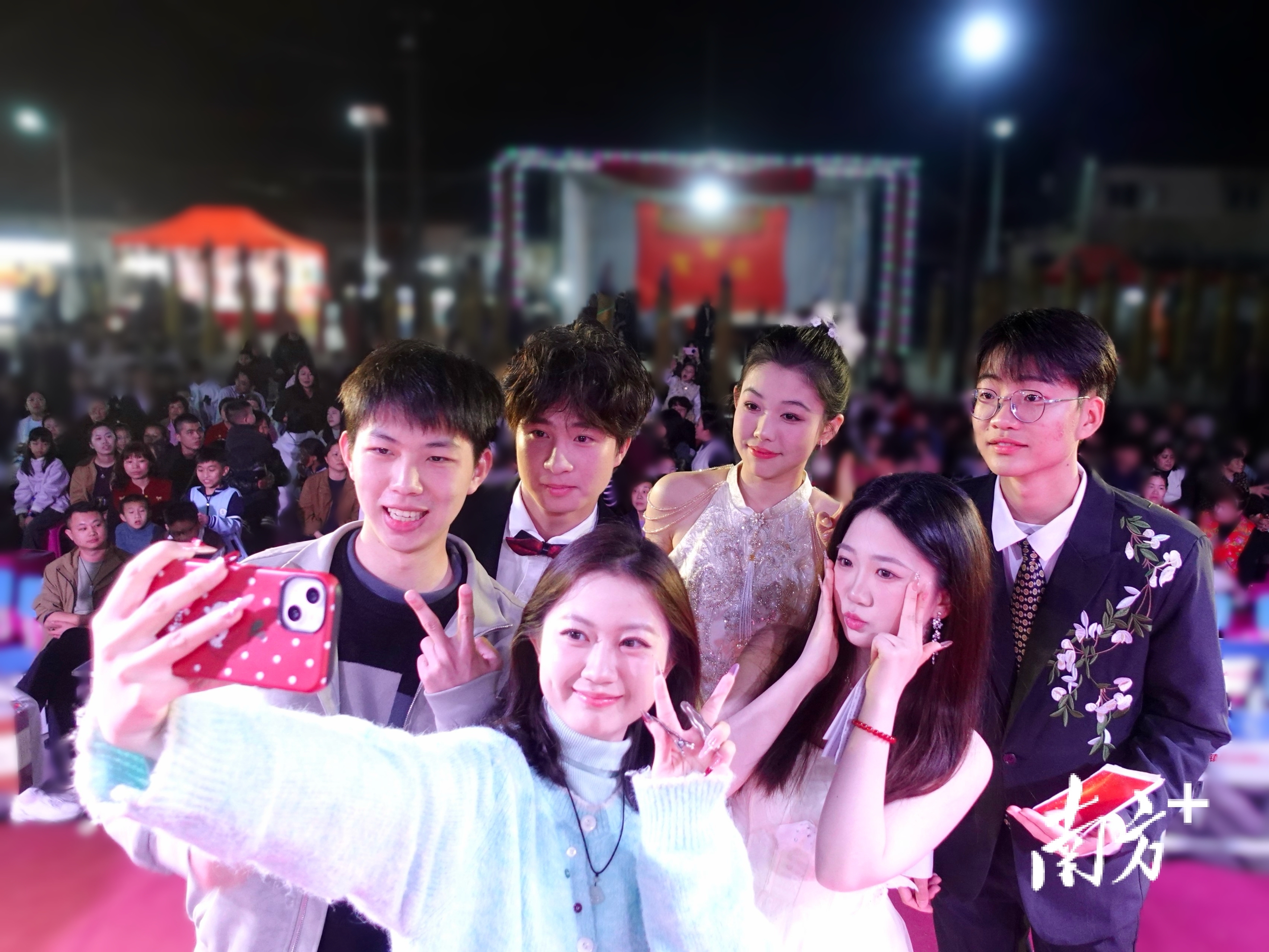 大年初四晚,潮州意溪镇西都村的返乡大学生们办“村晚”。