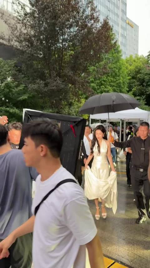 秦岚白裙撑伞雨中漫步气质温柔