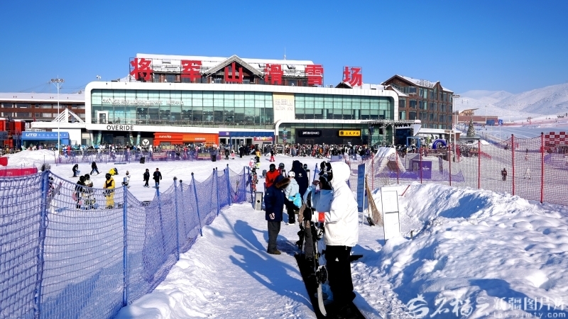 滑雪爱好者在阿勒泰将军山国际滑雪度假区畅滑。马海娜&middot;马格尔摄