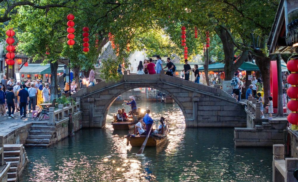 10月6日,游客在江苏省苏州市吴江区同里古镇游览(无人机照片)。新华社发(周社根摄)