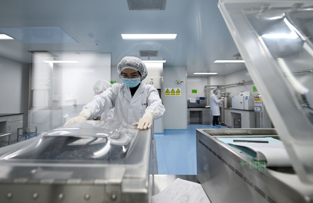 合源生物科技股份有限公司工作人员在生产基地冻存复苏室内操作设备。新华社记者赵子硕 摄