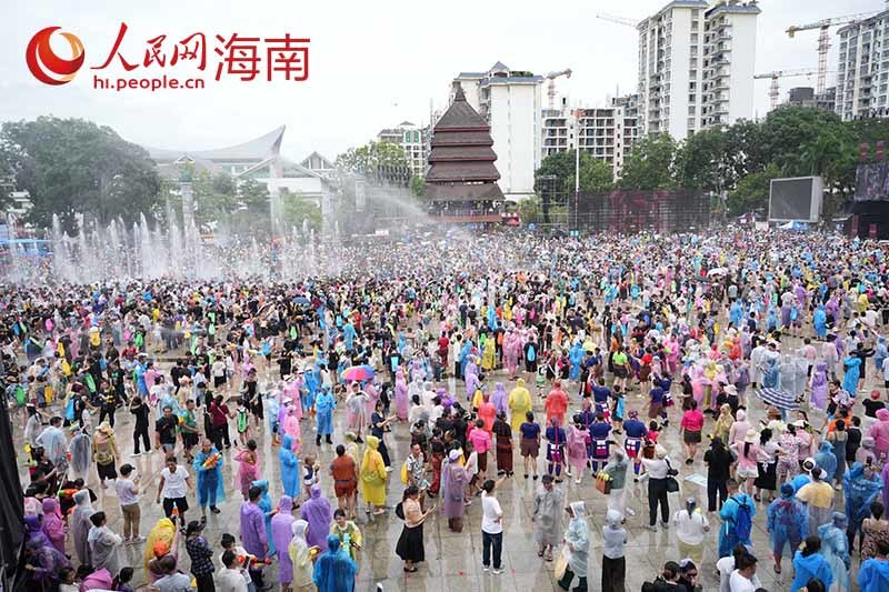市民游客嬉水狂欢。 人民网记者 孟凡盛摄