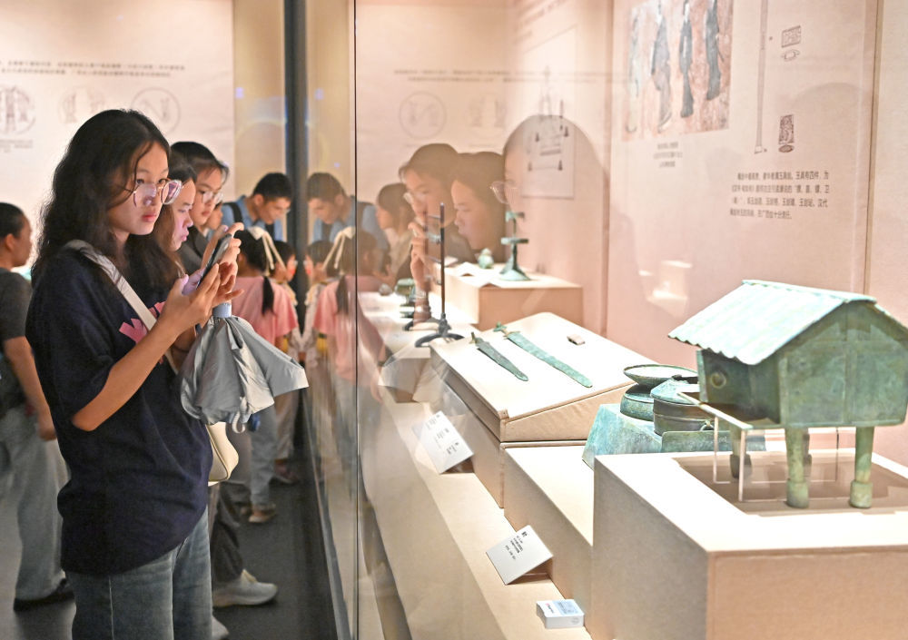 2024年10月1日，“铸于铜 融于心”特展在广西壮族自治区博物馆陈列大楼正式与观众见面。展览分为“从无到有”“多彩共融”“美美与共”三个部分，展出来自广西20多家文博单位珍藏的青铜器文物共计150余件（套）。这是观众在特展现场参观。