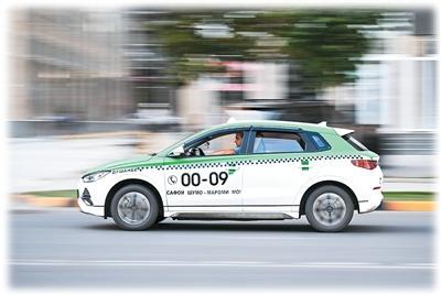 图为二〇二五年五月,一辆中国品牌新能源出租车行驶在塔吉克斯坦杜尚别的街道上。新华社记者 李任滋摄