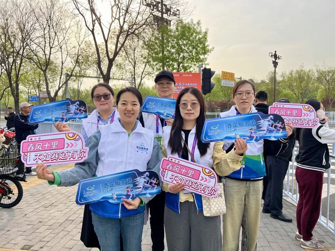 啦啦队在现场为选手加油。黄巧维/摄