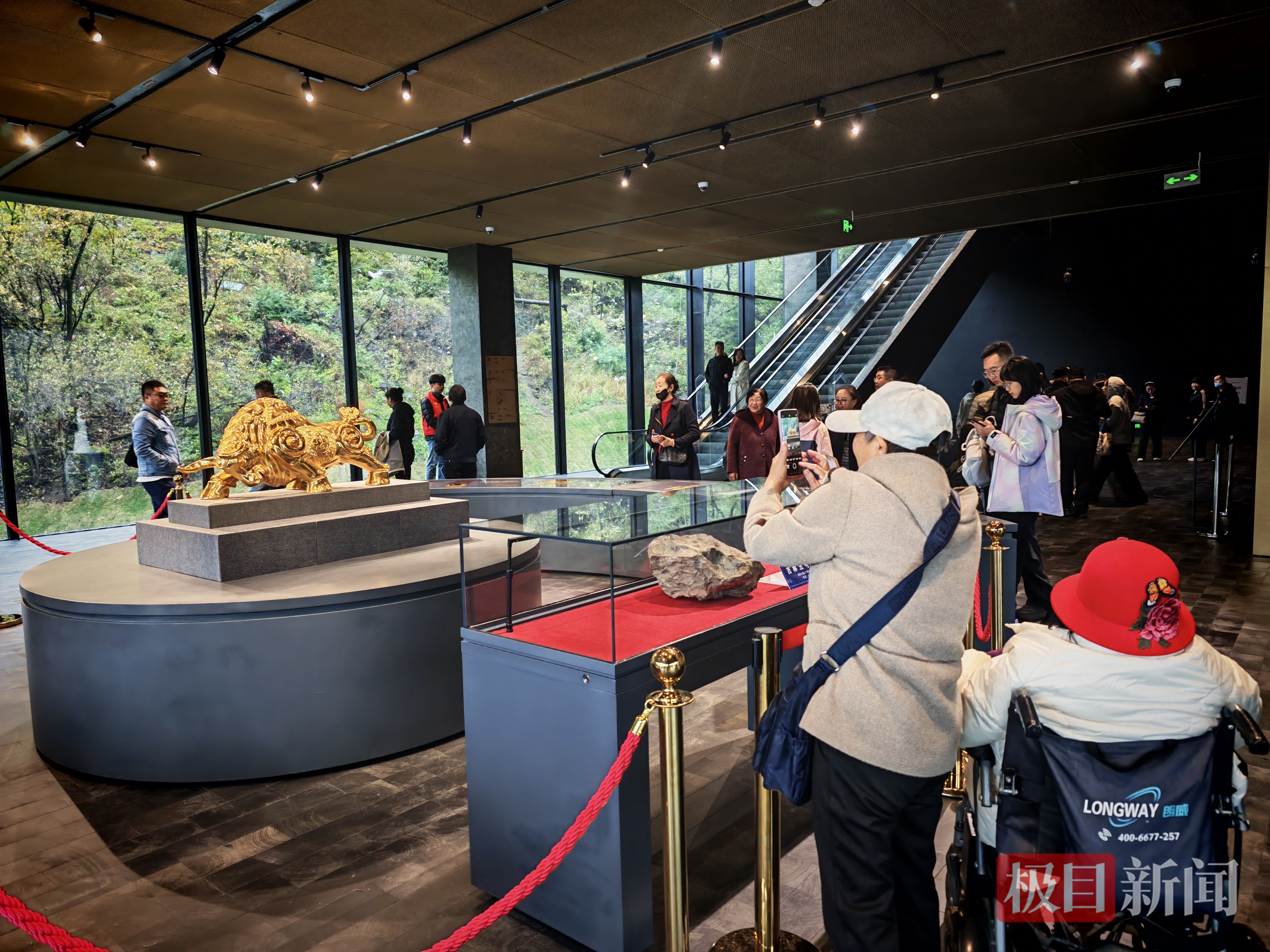 张女士和家人在参观“大金牛”