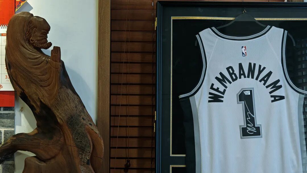 延安将文班赠送的球衣,放在了办公室里。東昇 摄