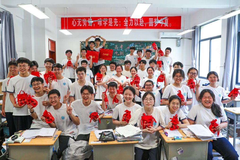 2026年6月2日,在江苏省海安市立发中学,高三学生展示学校精心准备的糕粽礼包。新华社发(顾彬斌 摄)