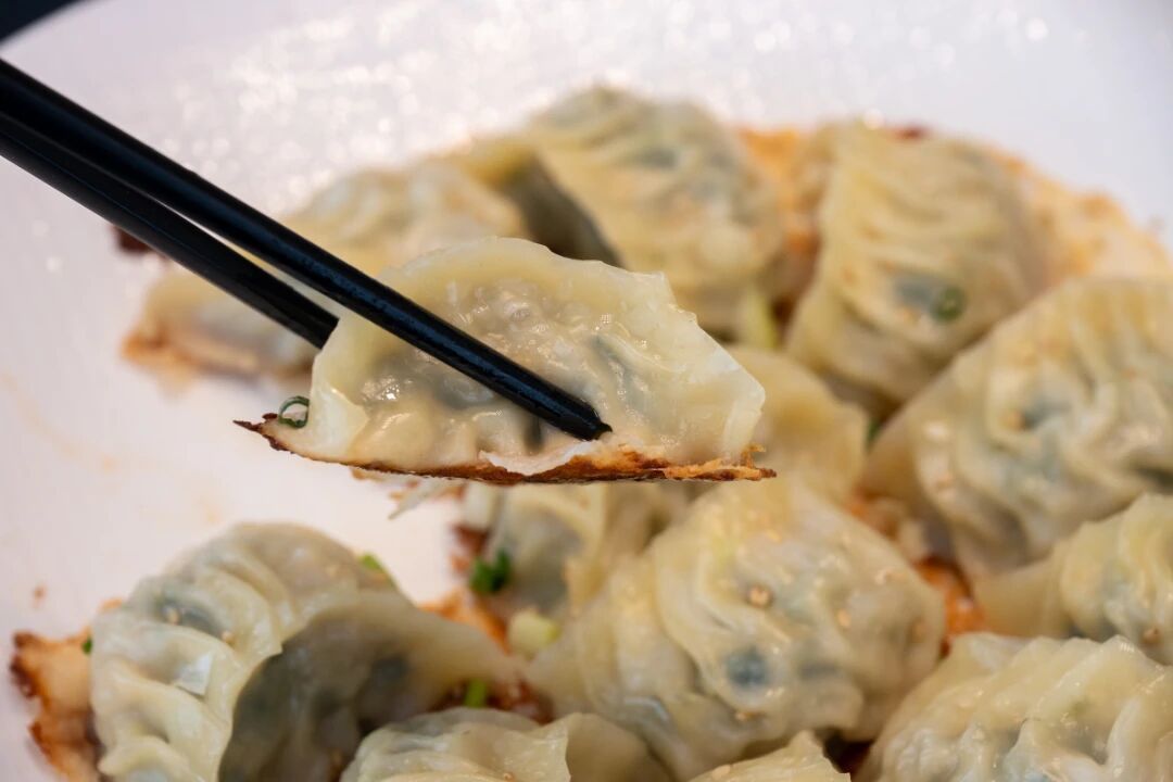 温州的秋,总来得轻悄悄的。没有骤降的寒意,只在清晨推开窗时,鼻尖先接