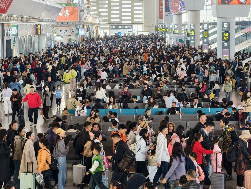 4月1日,成都东客站迎来中小学春假出行高峰。新华社发 (钟敏 摄)