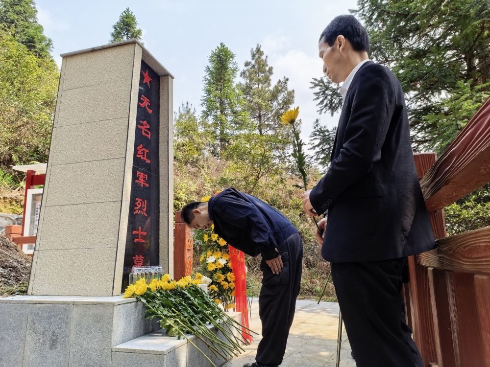 来自江西瑞金的“寻亲工作队”在湖南郴州瑞金村无名红军烈士墓前祭拜（2026年3月26日摄）。新华社发（刘翔宇摄）