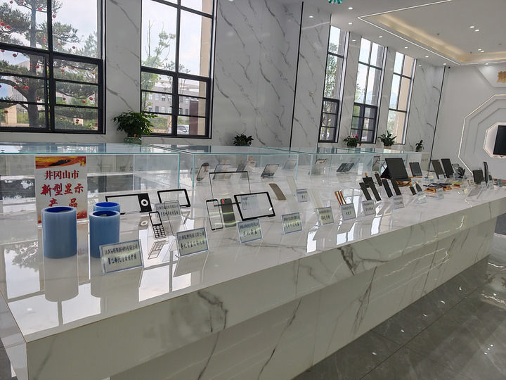 这是江西省井冈山市生产的新型显示产品（2026年5月25日摄）。新华社记者 闵尊涛 摄