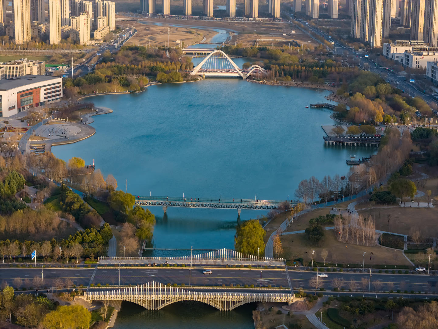 ▲郑州天健湖公园将湖区与须水河西支串联,具备生态水利和工程水利的双重功能 图据视觉中国