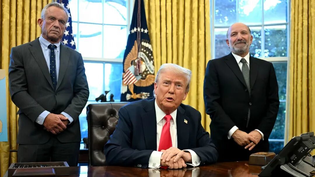 ·2025月,特朗普(中)在白宫椭圆形办公室。(美国有线电视新闻网)