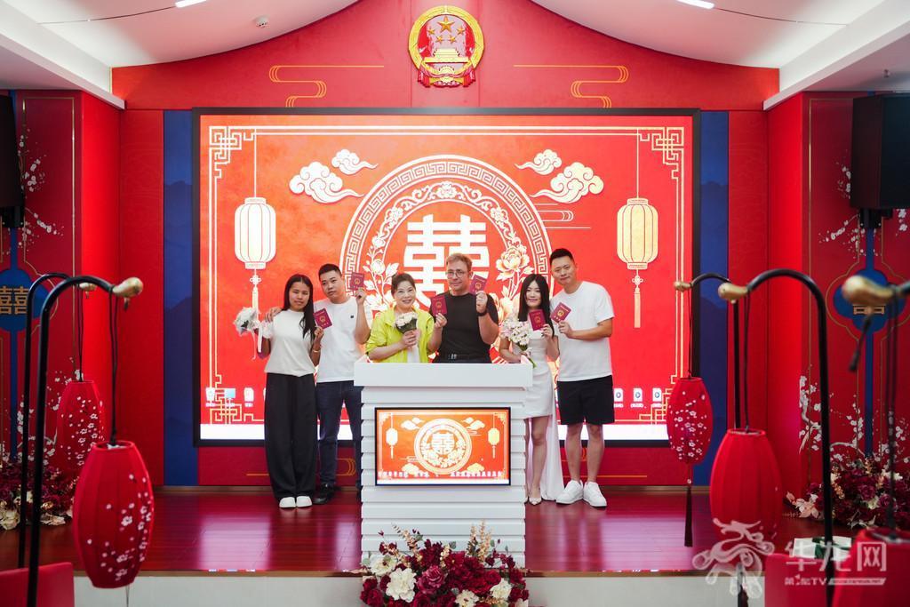 集体颁证现场。第1眼TV-华龙网记者 辛飞 摄