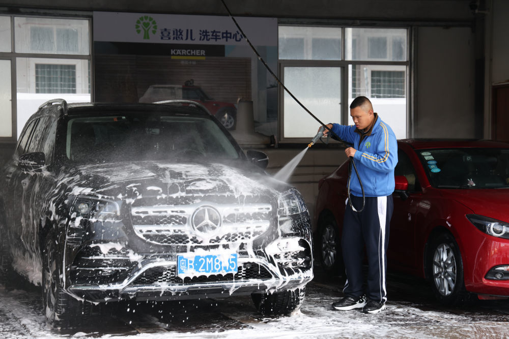 在位于深圳市福田区的喜憨儿洗车中心，心智障碍青年正在认真地清洗车辆（2月11日摄）。新华社记者梁旭 摄