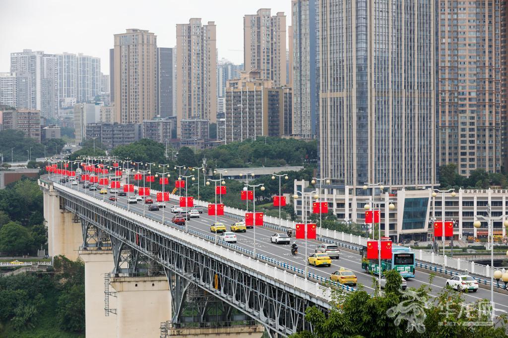 03——嘉陵江大桥上的国旗已经悬挂好了。