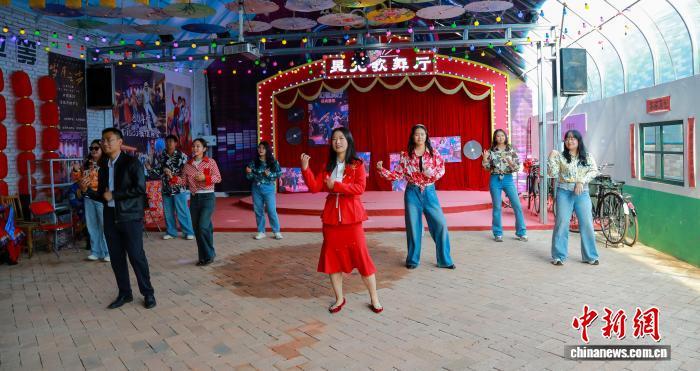 图为当地乡村青年干部原创情景舞剧在乡愁文化馆演出。　杨亚东 摄