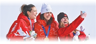 自由式滑雪女子坡面障碍技巧决赛后，亚军中国队选手谷爱凌（左）和冠军、季军合影。新华社记者 张宏祥摄