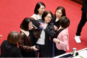 吴思瑶(左二)与王鸿薇(右三)爆发拉扯冲突。图源:台媒