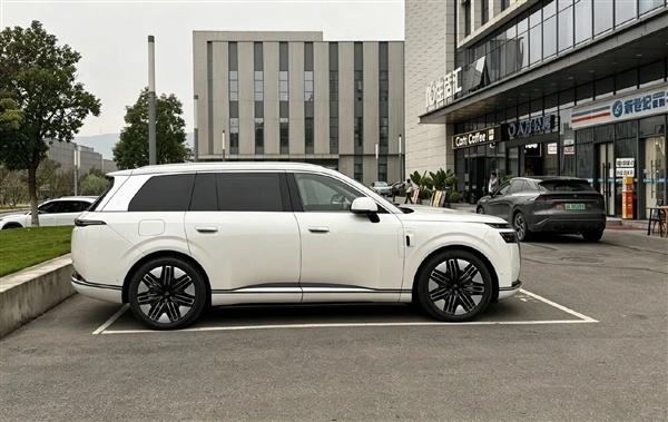 2.0T+三电机分布式插混动力 阿维塔旗舰SUV车型T09实车曝光
