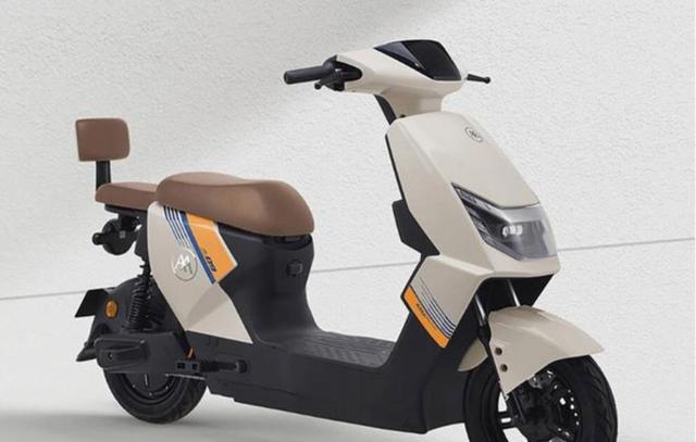 昨晚,和卖车老板聊天,他透露三个内幕消息,BBA大降价换销量却难挽颓势,国产车全球销量抬升,年轻人消费转向本土品牌-有驾