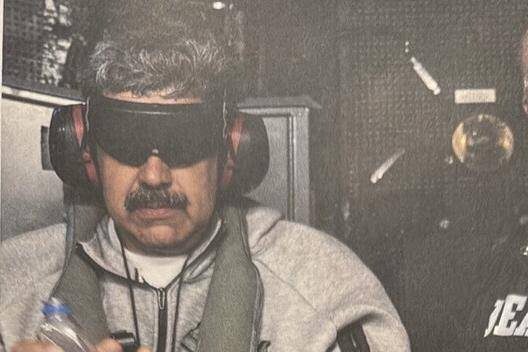 此前,美国总统特朗普在其社交平台上发布了马杜罗在“硫磺岛”号军舰上的照片。照片中的马杜罗戴着手铐,双眼被黑布蒙住。 IC Photo