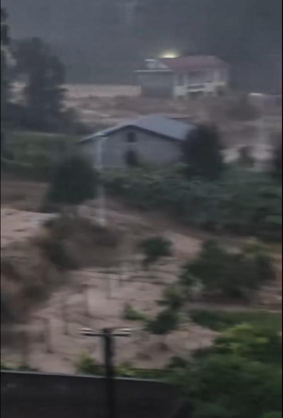 茶垅村洪水现场（视频截图）