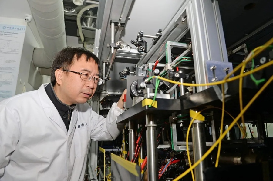 中国“墨子号”量子科学实验卫星首席科学家潘建伟院士在中国科大量子存储实验室内了解科研情况(2017年4月20日摄)。新华社发(张大岗 摄)