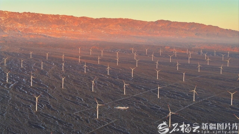 2月3日,航拍新疆生产建设兵团第六师北塔山牧场风光电场。李华北摄