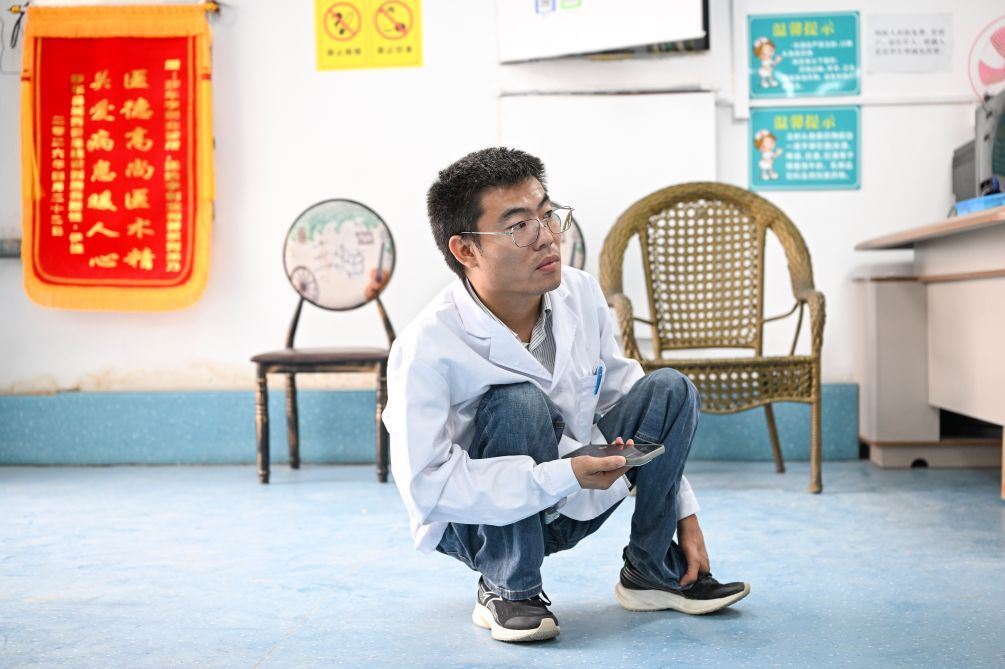 2026年7月26日，李创业在诊所内给一名出门不便的患者打电话，准备上门看望。