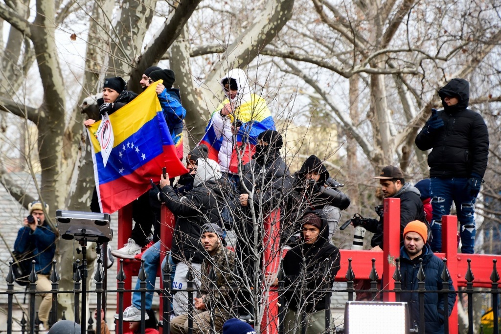 1月5日,美国纽约,人们聚集在曼哈顿联邦法院外抗议。