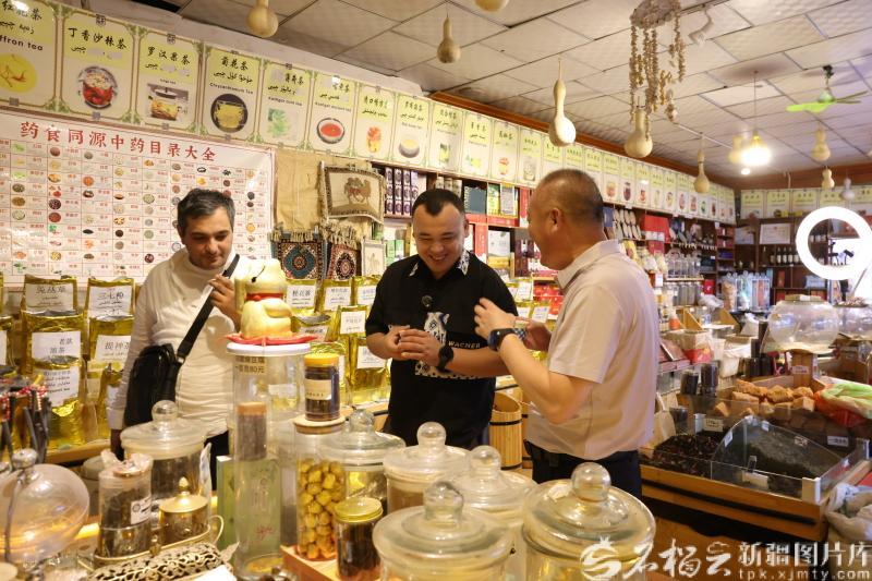8月5日,代表团走进喀什古城参观。张宇航 摄