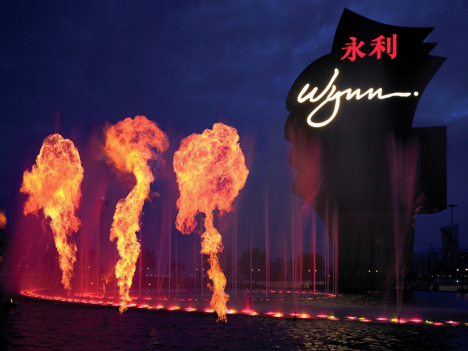 4. Wynn Macau Performance Lake.jpg