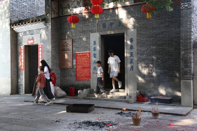 27日下午，禅城一对年轻夫妇带着两个孩子专程到松塘村孔圣庙祈福。